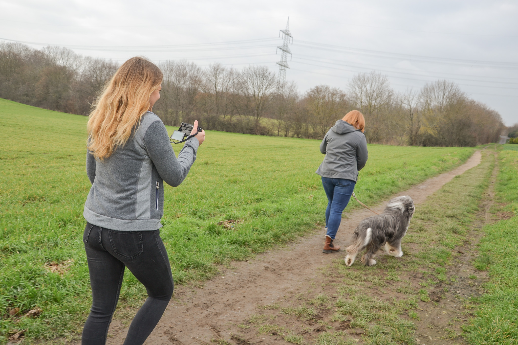 Hundehalterin wird von Trainerin beim Gassi gehen mitgefilmt