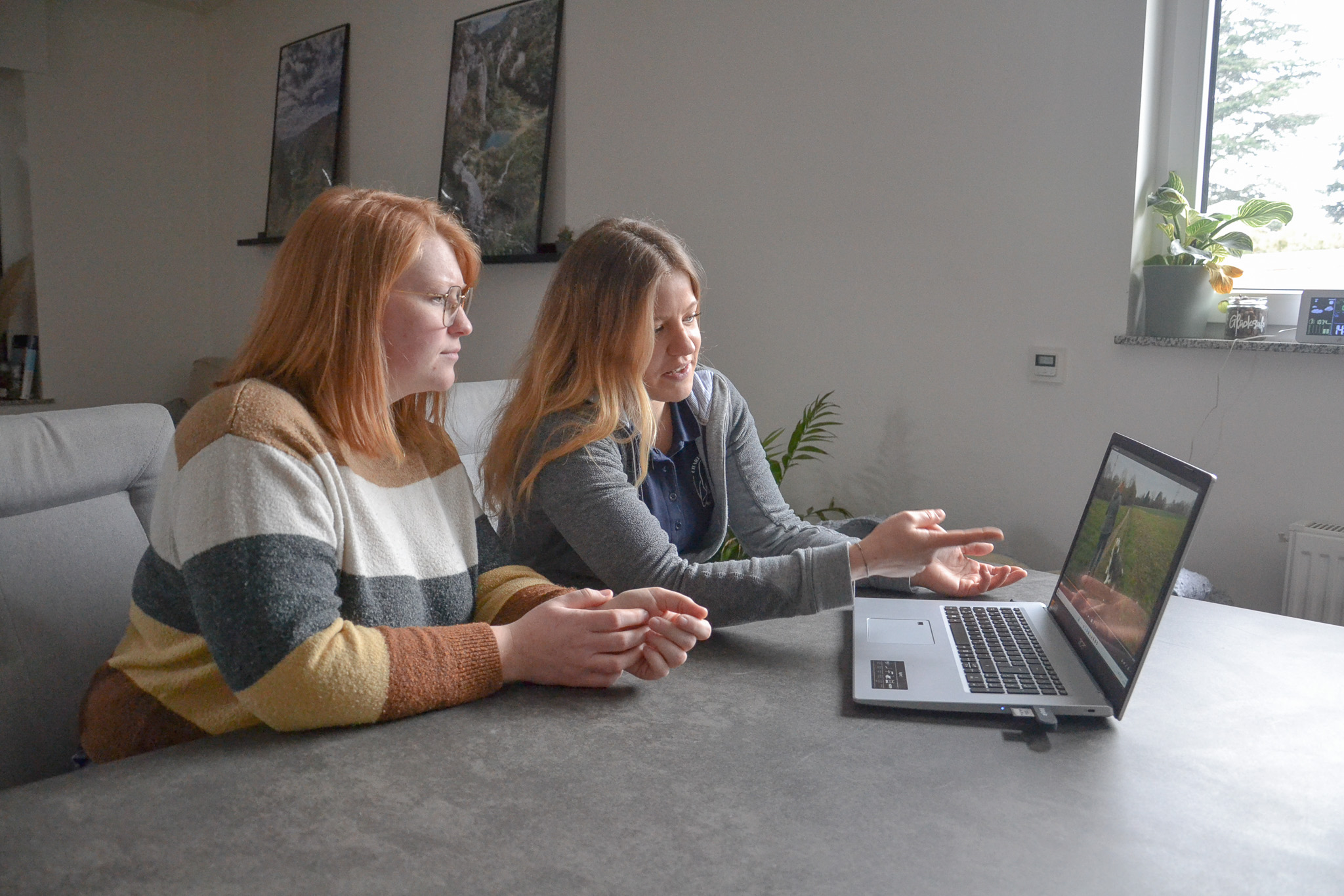 Trainerin bespricht mit Kundin am Laptop das zuvor aufgenommene Video